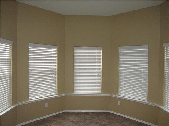 4th image of 2404 Portland Dr