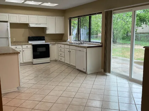 2111 W Pearl St, Granbury, TX 76048