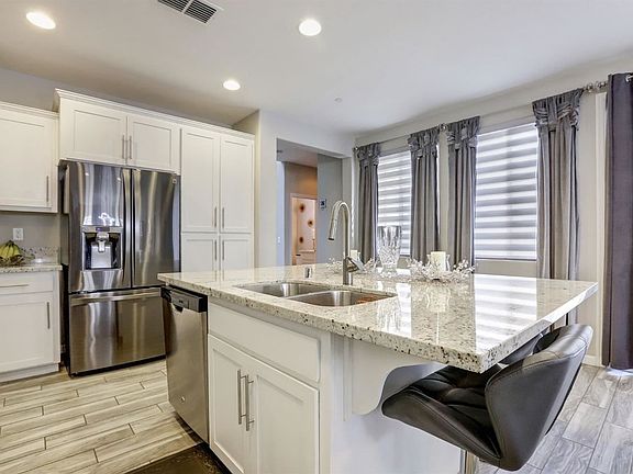 3rd image of 1005 Bridlewood Dr