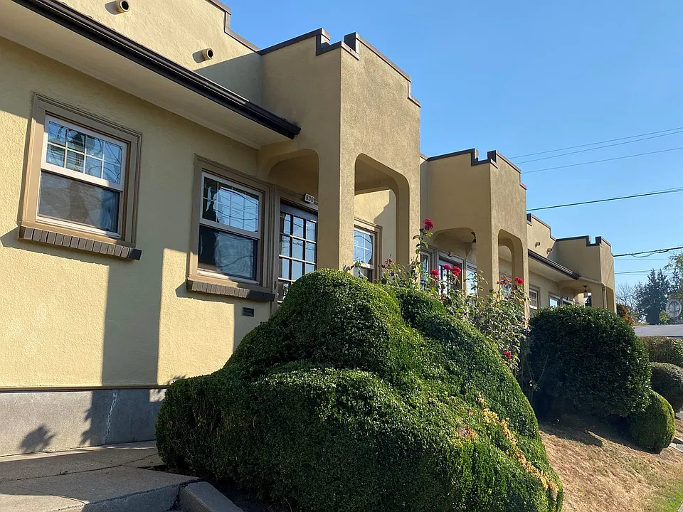 830 SE Peacock Ln