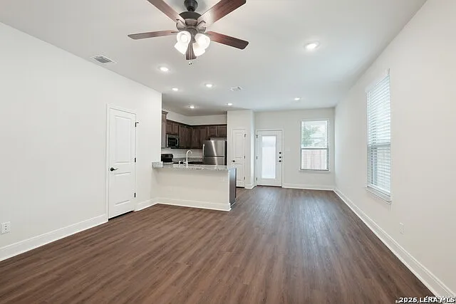 3 bed, 2.5 bath, 2712 sqft, $1,500 — Photo 4