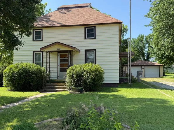 715 W 12th St, Larned, KS 67550
