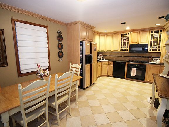 5th image of 74 Waverly Ave