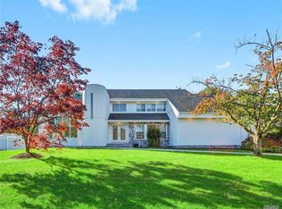 15 Swarthmore Ln, Dix Hills, NY 11746