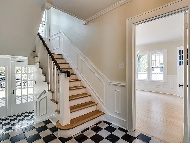 338 N Quentin St — Photo 2