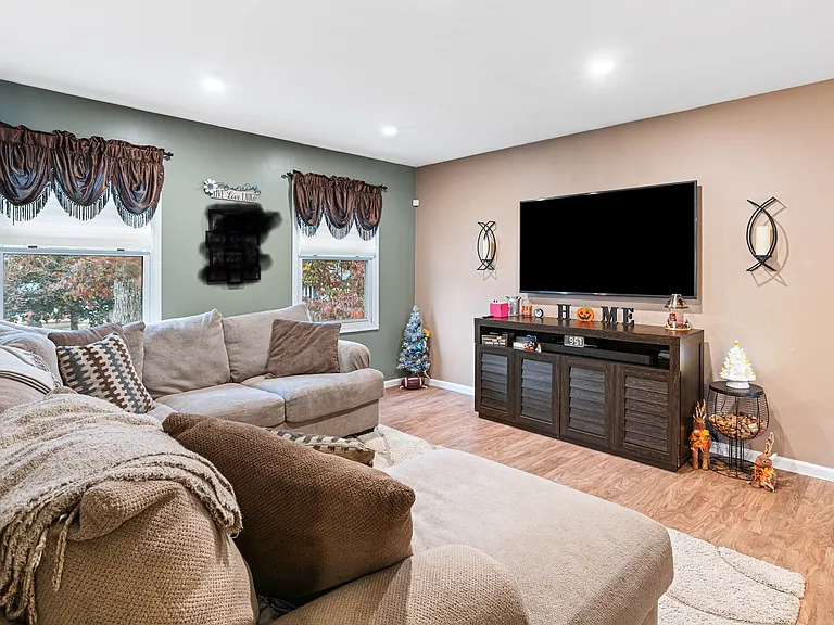 225 Karen Dr — Photo 6