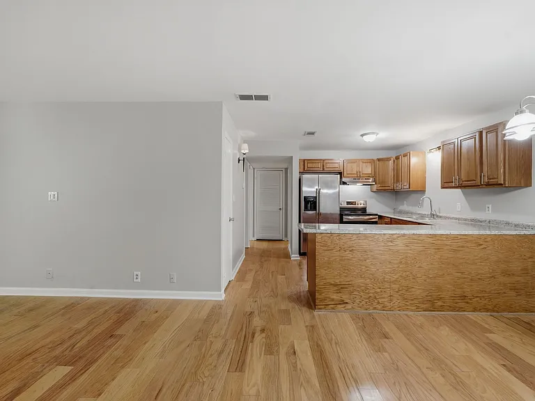 815 Ashlawn Pl — Photo 2