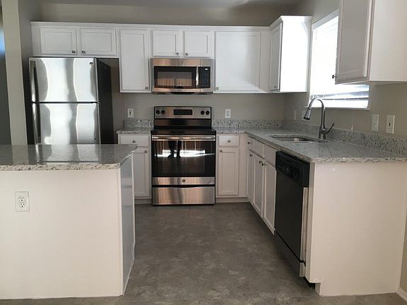 4th image of 215 Laramie Ln