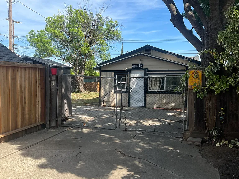 404 Thrasher Ave #A — Photo 4