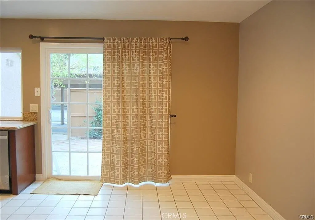 3 bed, 1121 sqft, $3,700 — Photo 2