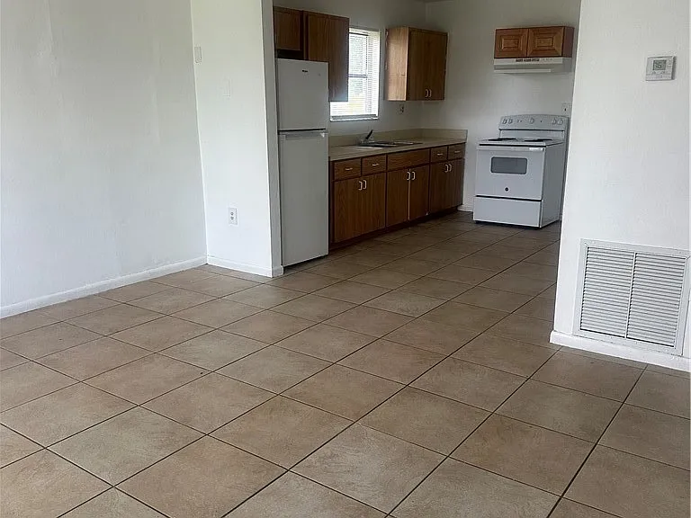 213 10th St NW — Photo 3