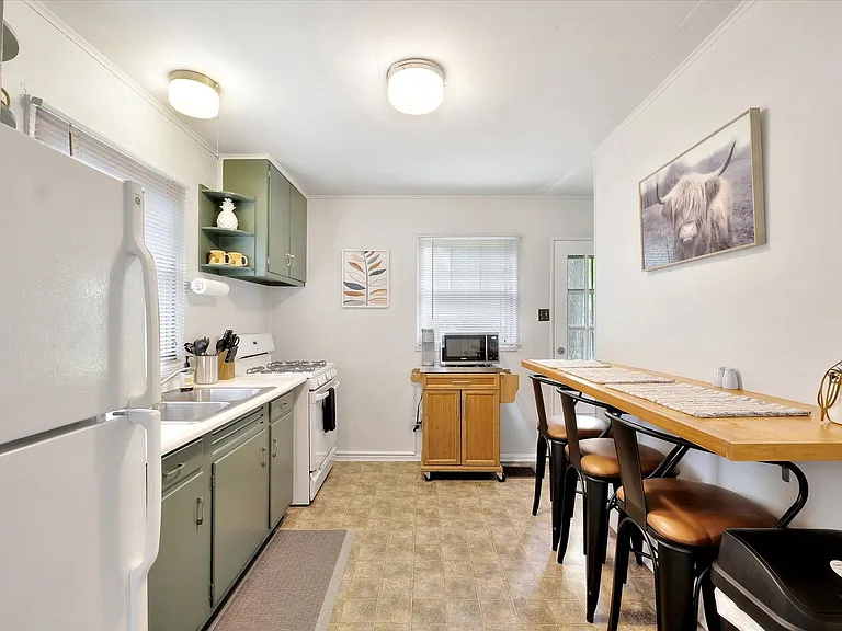 303 Hessel Blvd — Photo 9