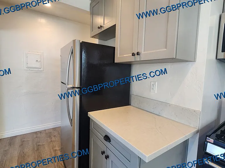310 W 8th St — Photo 4