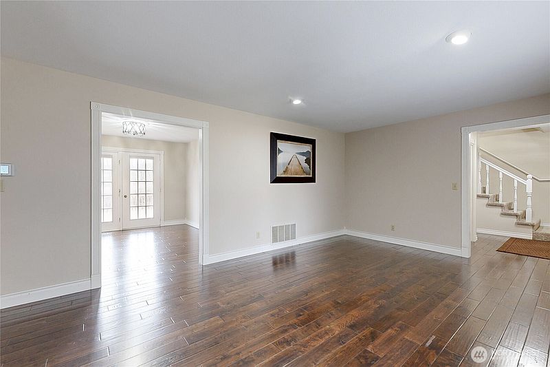 4th image of 958 Abbott Road