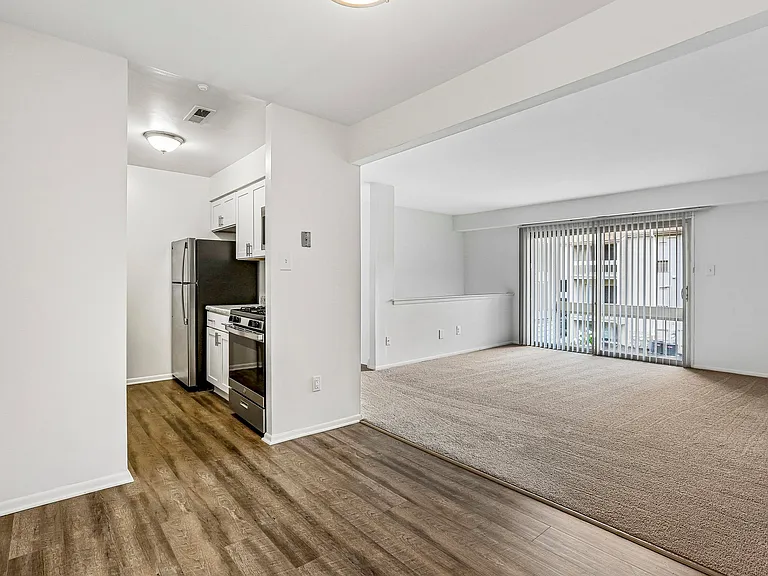 Plaza I Apartments — Photo 13