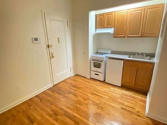2nd image of 226 E 29th St APT 4G