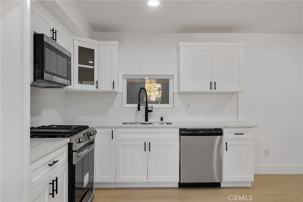 3 bed, 1400 sqft, $4,395 — Photo 3