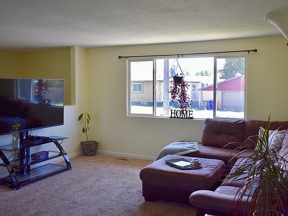 3rd image of 215 E 6th St