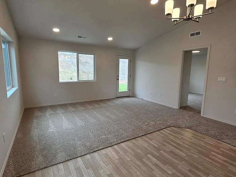 547 SE Polaris St — Photo 3