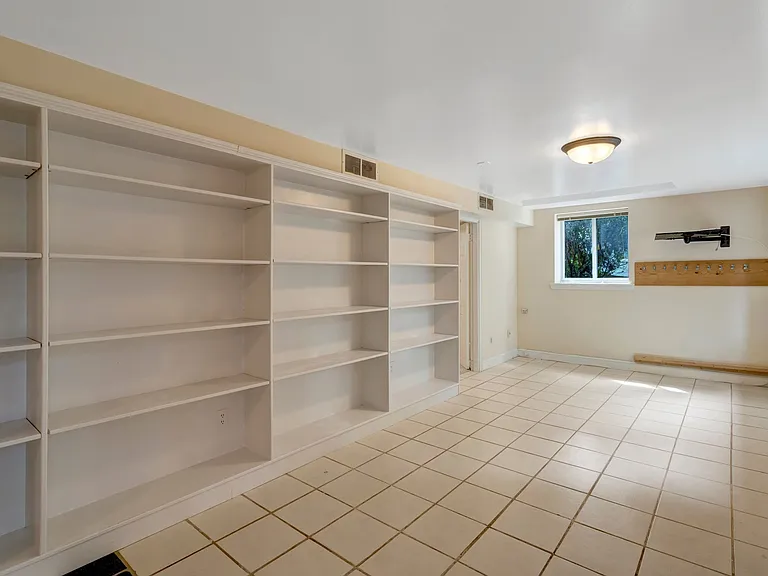 7030 Donna Cir — Photo 18