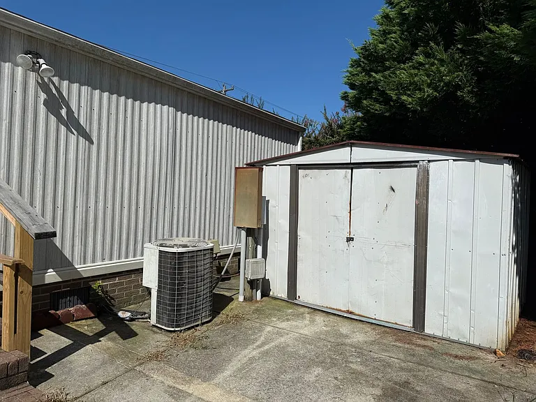 2471 Albany Dr — Photo 30