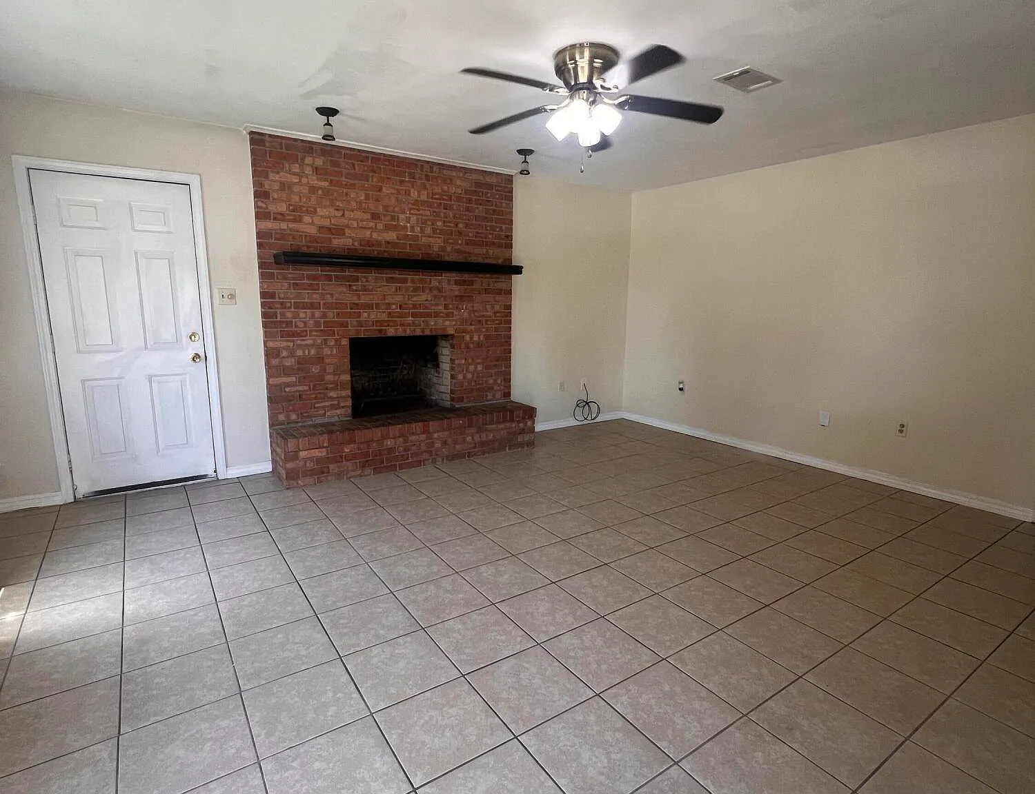 3 bed, 2.0 bath, 1415 sqft, $1,600 — Photo 4
