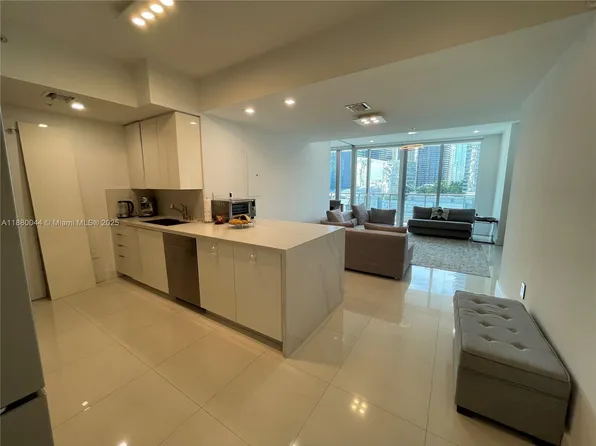 92 SW 3rd St APT 1602, Miami, FL 33130