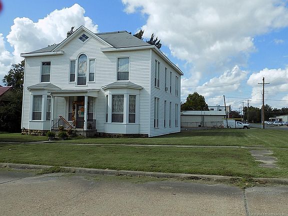2nd image of 224 N Oak St