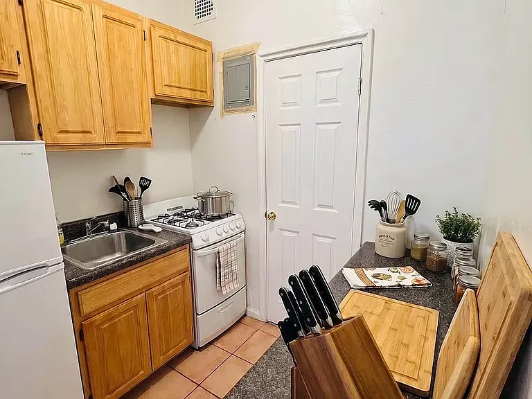 319 E 25th St #4D — Photo 2