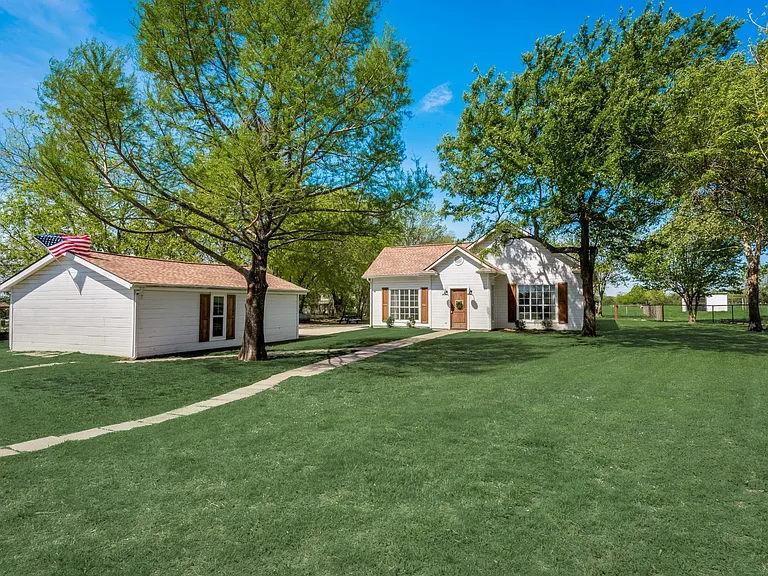 5893 FM 1827 — Photo 10