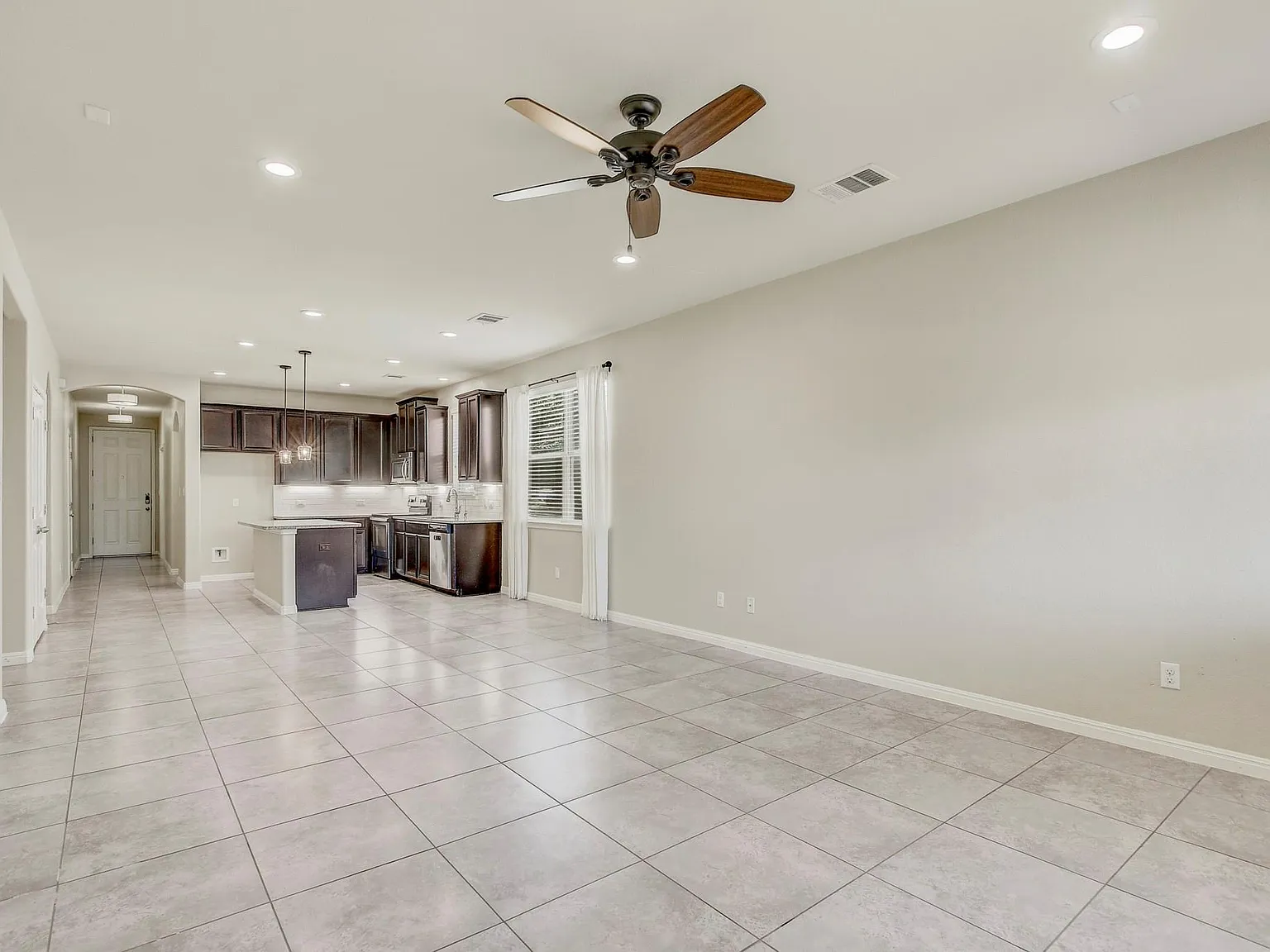 4 bed, 3.0 bath, 2525 sqft, $2,300 — Photo 3