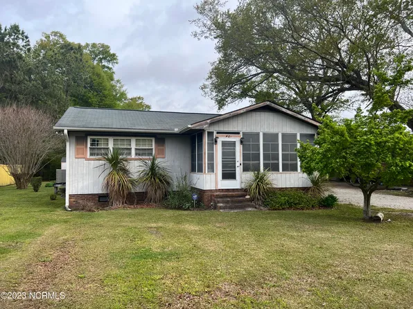 404 W Satchwell Street, Burgaw, NC 28425
