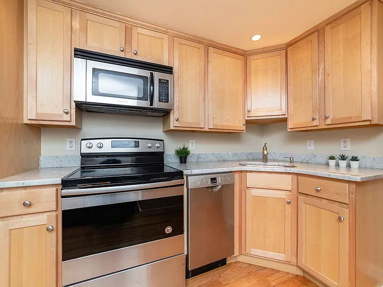15 University Rd #B — Photo 4