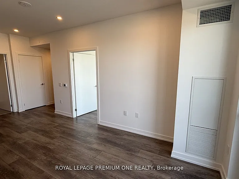 15 Wellington St S #2414 — Photo 12