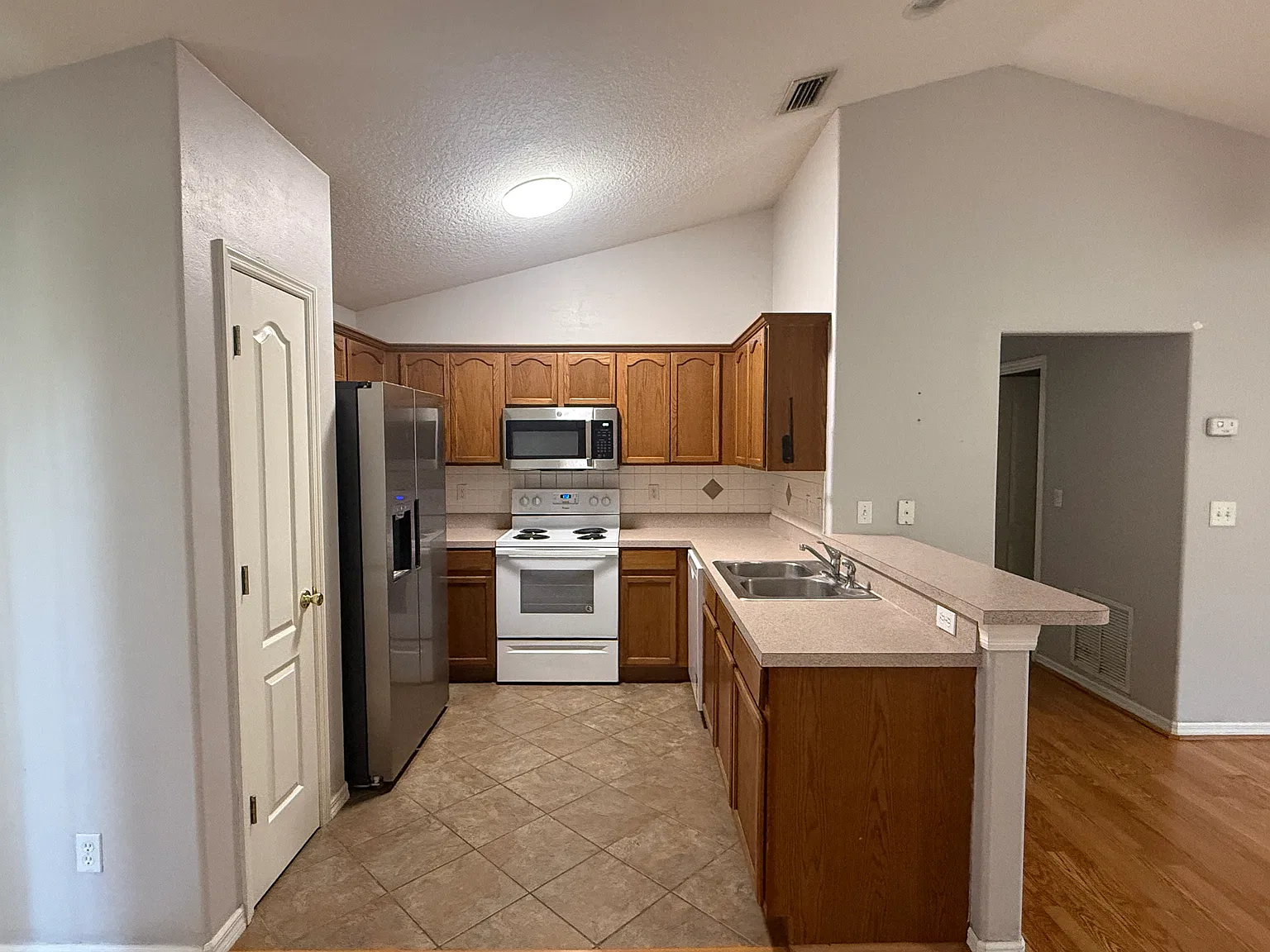 3 bed, 1300 sqft, $1,900 — Photo 3