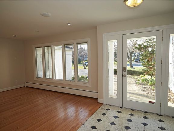 4th image of 98 N Country Club Dr