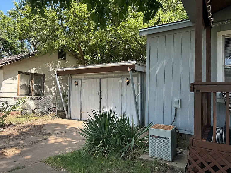 1240 E Walnut St — Photo 4