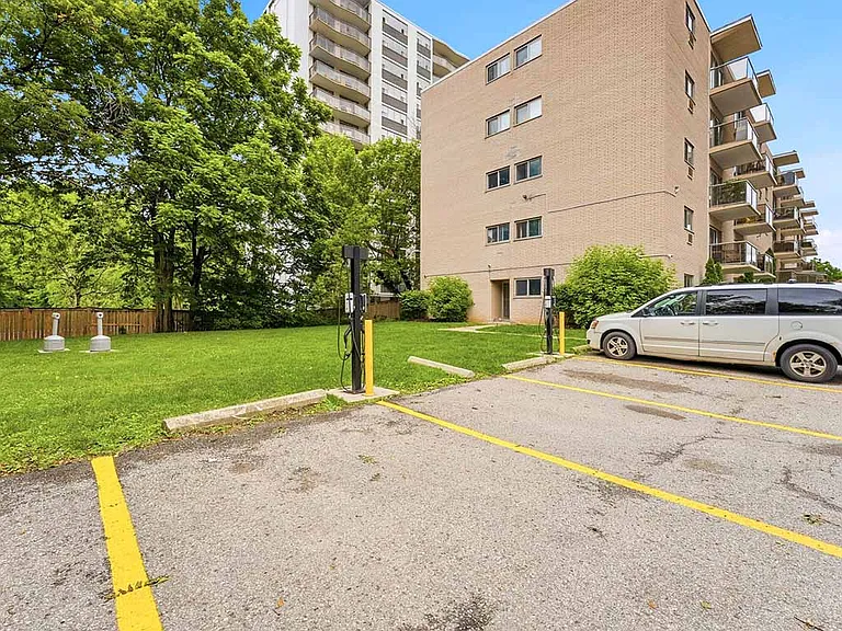 1223 Richmond St — Photo 28