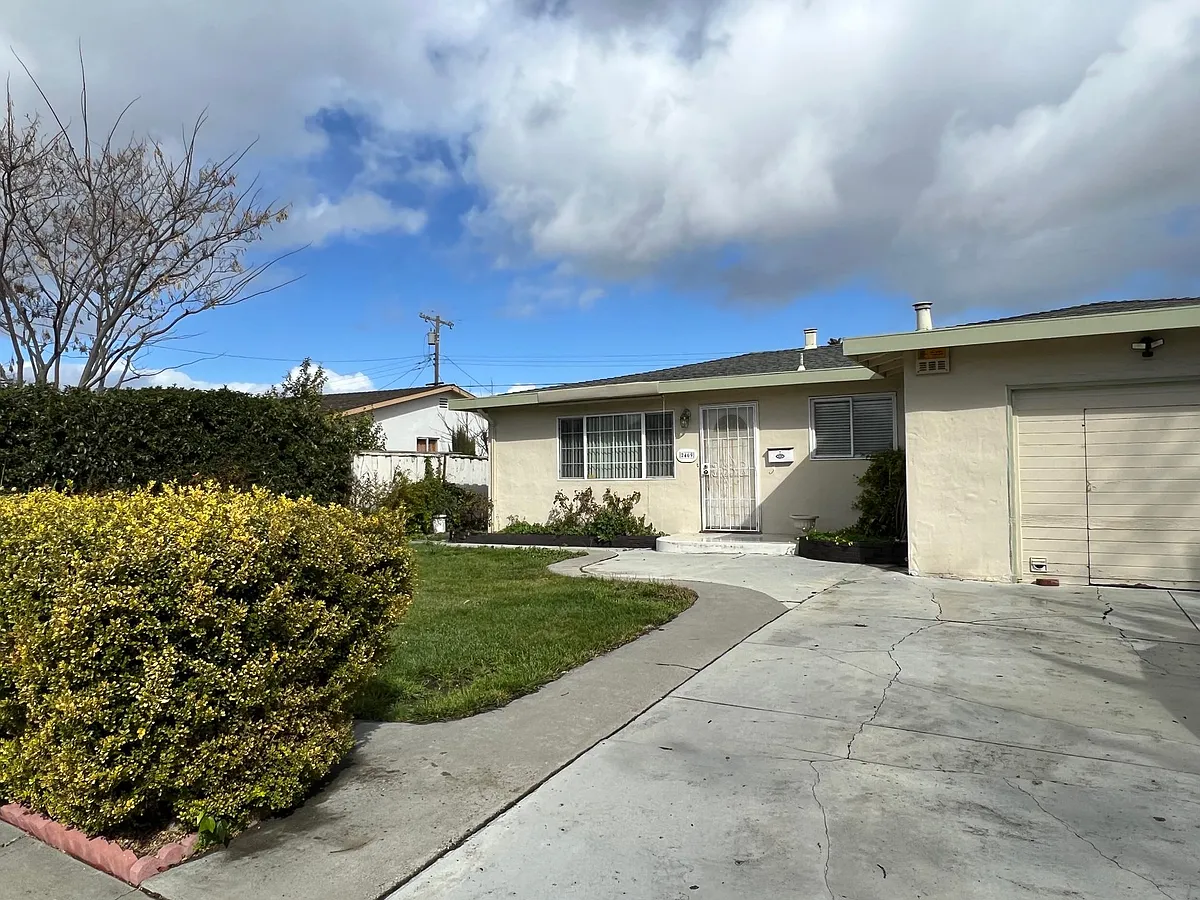 Building Photo - 2469 Moraine Dr
