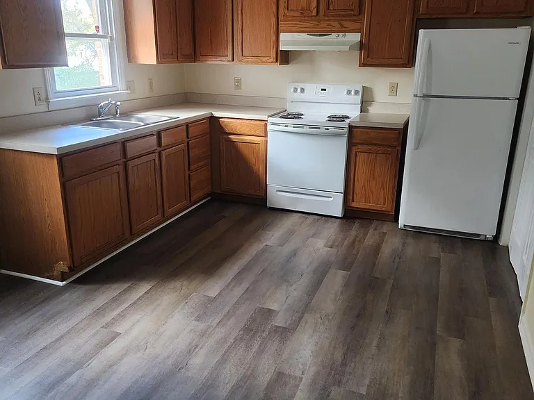 17 E Bond St — Photo 9