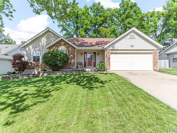 1252 Crooked Creek Dr, Saint Charles, MO 63304