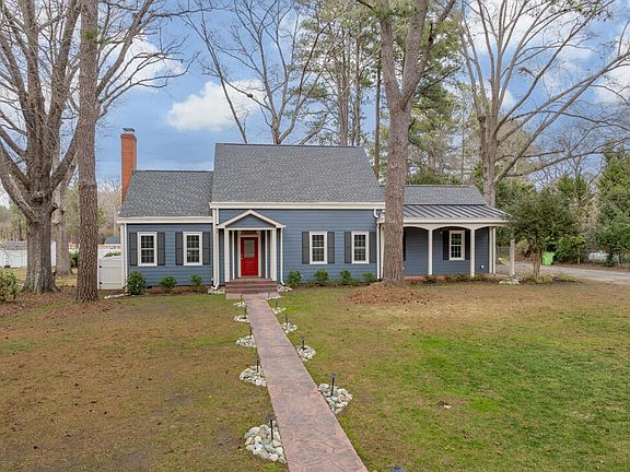 2nd image of 208 College St