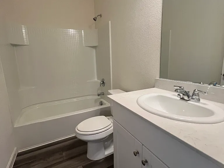 711 Camden Dr — Photo 11
