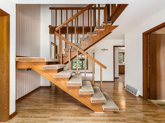 4th image of 182 Hillcrest Dr