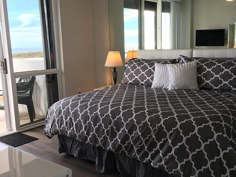 Bedroom w/direct ocean balcony