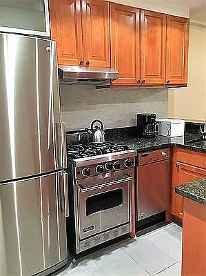 4th image of 305 W 76th St