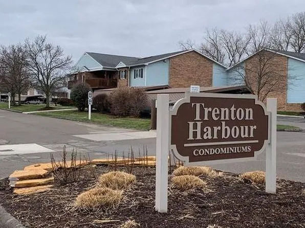 1505 Harbour Ct APT 60, Trenton, MI 48183