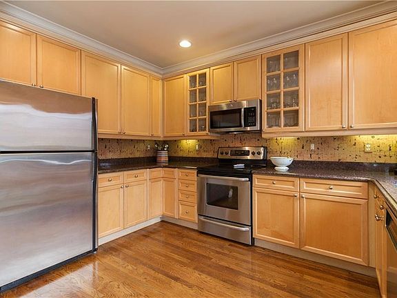3rd image of 5 Woodcrest Ln