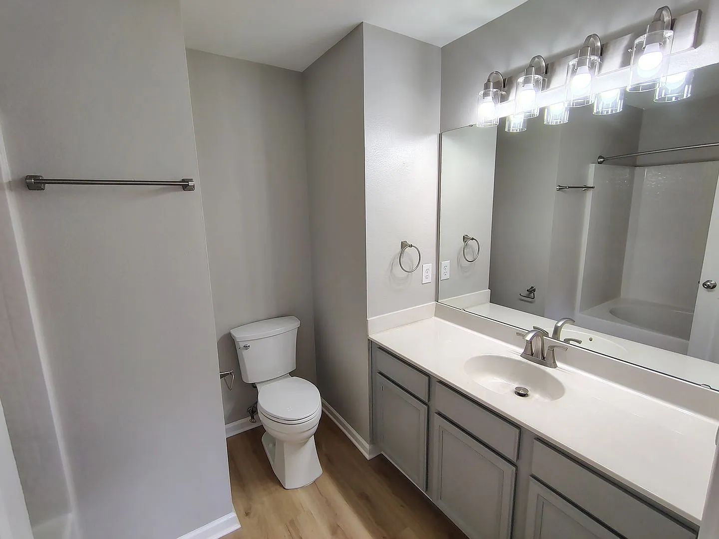 Remodeled 2 bedroom 2.5 bathroom townhome — Photo 4