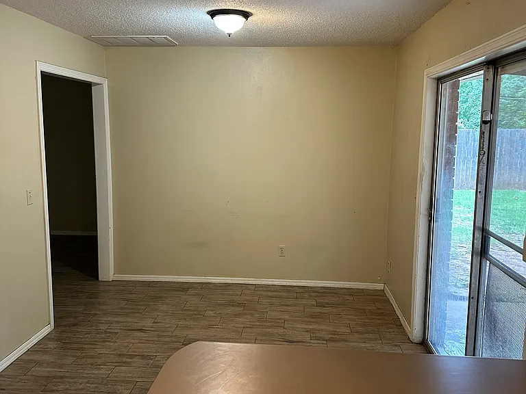 300 Brentwood Dr — Photo 2